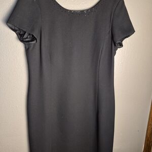 Liz Claiborne Black Short-Sleeve Midi Shift Dress with Subtle Neckline Detail